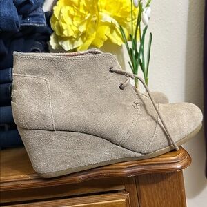 TOMS Women's Taupe Suede Ankle Booties